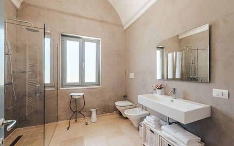 La Torre di Monsignore 12: Pavimentazione, Parete, Pavimento, Interior Design, Idraulico Fixture, Soffitto, Bagno, Illuminazione, Camera, Idraulico