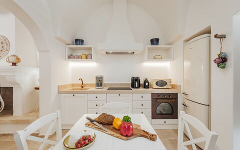 La Torre di Monsignore 12: Interior Design, Mobilia, Soffitto, Pavimentazione, Illuminazione, Pavimento, Cucina, Lampada, Camera, Elettrodomestico Da Cucina