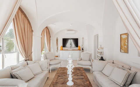 La Torre di Monsignore 12: Mobilia, Interior Design, Divano, Pavimentazione, Pavimento, Casa, Illuminazione, Appartamento, Soggiorno, Soffitto