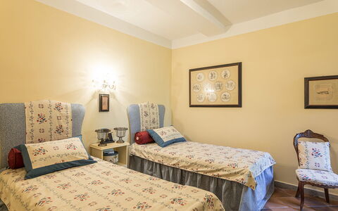 Villa Rinaldi 6: Mobilia, Letto, Interior Design, Camera Da Letto, Bedding, Parete, Lenzuolo, Camera, Pavimento, Biancheria