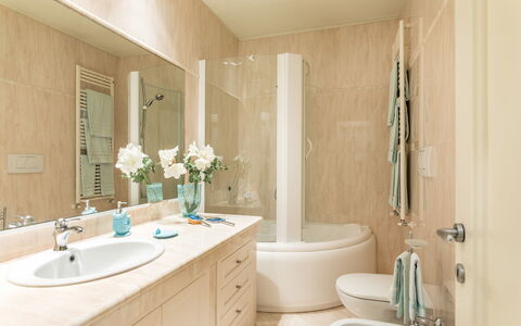 Villa Mimmina 8: Bagno, Interior Design, Pavimentazione, Idraulico Fixture, Lavandino Del Bagno, Lavello, Pavimento, Parete, Specchio, Controsoffitto