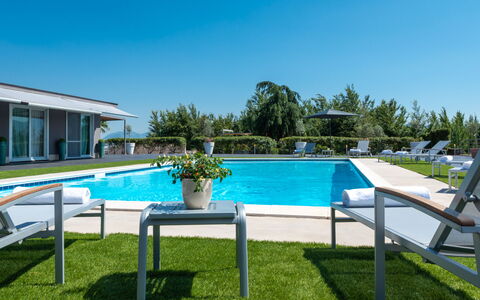 Villa Atmosfere 8: Piscina, Ricorrere, Mobili Da Esterno, Shade, Giardino, Landscaping, Prato, Sedia, Eco Hotel, Cortile