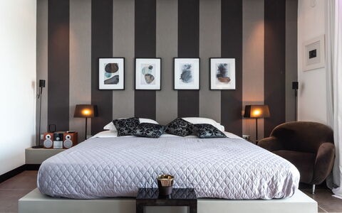 Villa Atmosfere 8: Mobilia, Letto, Interior Design, Camera Da Letto, Bedding, Parete, Lenzuolo, Pavimentazione, Pavimento, Soffitto