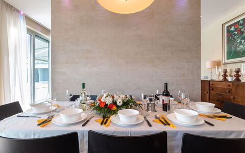 Villa Atmosfere 8: Mobilia, Interior Design, Tavolo, Sala Da Pranzo, Sedia, Tavola, Cucina & Sala Da Pranzo Tavolo, Soffitto, Illuminazione, Pavimentazione