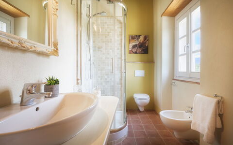Villa Il Magnifico 10: Parete, Bagno, Pavimentazione, Idraulico Fixture, Interior Design, Pavimento, Illuminazione, Rubinetto, Vasca Da Bagno, Mobilia