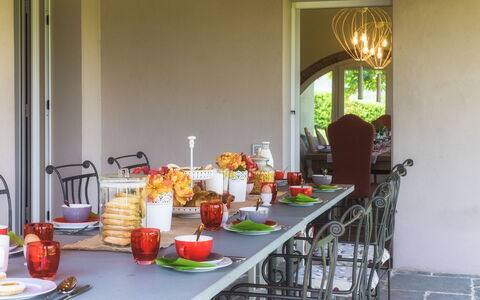 Villa Il Magnifico 10: Mobilia, Tavola, Tavolo, Sedia, Interior Design, Cucina & Sala Da Pranzo Tavolo, Serveware, Bicchieri, Cibo, Ristorante
