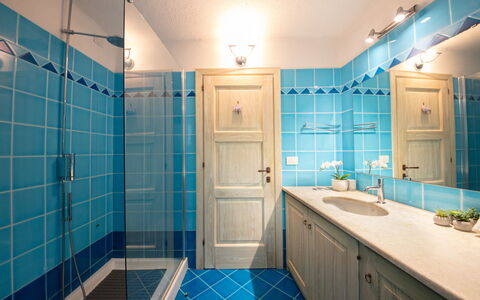 Villa Isa 6: Blu, Interior Design, Pavimentazione, Idraulico Fixture, Pavimento, Bagno, Rubinetto, Piastrella, Idraulico, Lavello