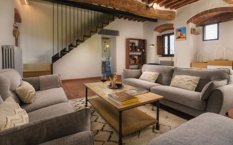 La Vecchia Pieve 8: Mobilia, Interior Design, Parete, Divano, Pavimentazione, Camera, Legna, Pavimento, Soffitto, Soggiorno