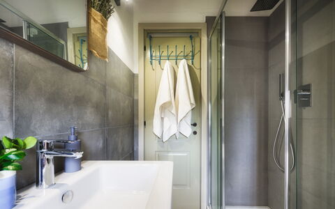 La Vecchia Pieve 8: Bagno, Idraulico Fixture, Pavimentazione, Interior Design, Pavimento, Rubinetto, Idraulico, Illuminazione, Camera, Lavello