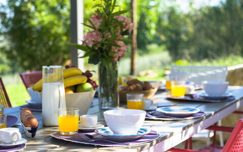 La Vecchia Pieve 8: Tavola, Mobilia, Serveware, Tavolo, Bicchieri, Dishware, Piatto, Cibo, Servizio Di Stoviglie, Sedia