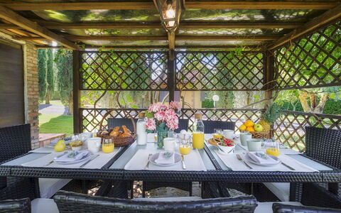 Podere Caprarecce 8: Mobilia, Sedia, Tavolo, Ricorrere, Mobili Da Esterno, Eco Hotel, Cucina & Sala Da Pranzo Tavolo, Shade, Giardino, Tavolo Esterno