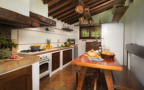 Podere Caprarecce 8: Cucina, Legna, Interior Design, Mobilia, Controsoffitto, Pavimentazione, Elettrodomestico Da Cucina, Casa, Soffitto, Pavimento