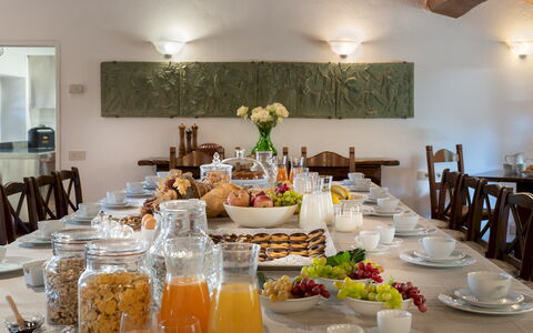 Borgo Gallinaio 32: Mobilia, Interior Design, Tavolo, Tavola, Cibo, Illuminazione, Sedia, Serveware, Camera, Soffitto