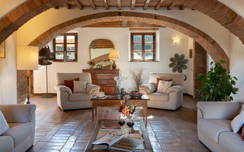 Borgo Gallinaio 32: Mobilia, Interior Design, Parete, Divano, Pavimentazione, Legna, Soffitto, Tavolo, Sedia, Soggiorno