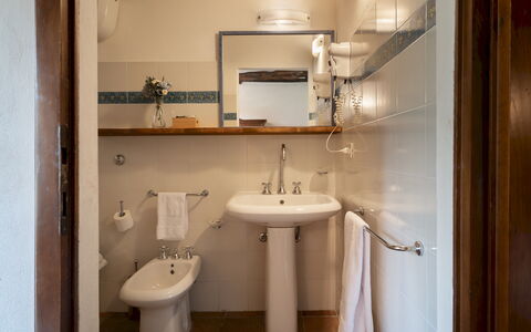 Borgo Gallinaio 32: Bagno, Lavandino Del Bagno, Parete, Idraulico Fixture, Pavimentazione, Interior Design, Legna, Pavimento, Lavello, Rubinetto