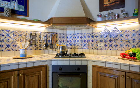 Villa Terra del Sole 8: Cucina, Pavimentazione, Interior Design, Pavimento, Piastrella, Controsoffitto, Camera, Elettrodomestico Da Cucina, Cucina Stufa, Stufa A Gas