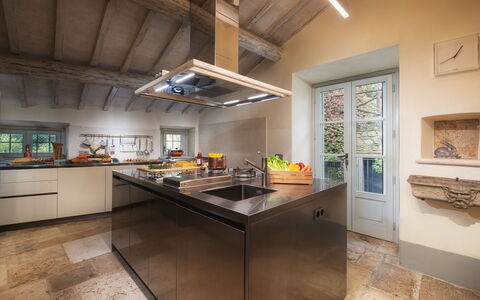 Villa Metelliano 10: Cucina, Interior Design, Controsoffitto, Pavimentazione, Mobilia, Elettrodomestico Da Cucina, Legna, Soffitto, Cabinetry, Pavimento