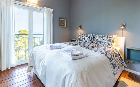 Villa nel Blu 8: Letto, Camera Da Letto, Bedding, Lenzuolo, Interior Design, Mobilia, Biancheria, Pavimento, Pavimentazione, Telaio Del Letto