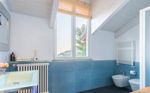 Villa nel Blu 8: Pavimentazione, Idraulico Fixture, Pavimento, Interior Design, Rubinetto, Idraulico, Bagno, Soffitto, Materiale Composito, Lavello