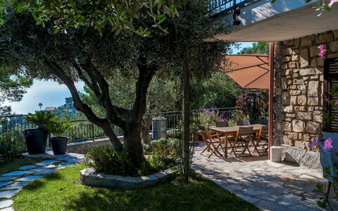 Villa nel Blu 8: Mobilia, Sedia, Mobili Da Esterno, Giardino, Shade, Tavolo Esterno, Backyard, Cortile, Landscaping, Terrazza