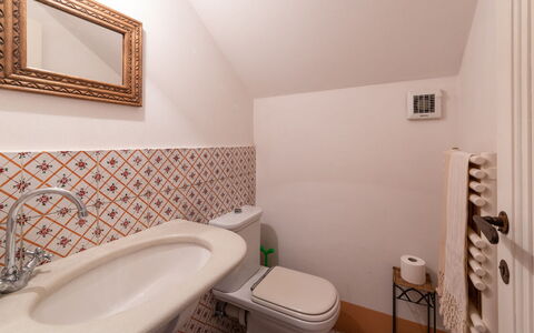 La Casa nei Vigneti 10: Bagno, Parete, Pavimentazione, Pavimento, Idraulico Fixture, Interior Design, Lavandino Del Bagno, Idraulico, Lavello, Gabinetto