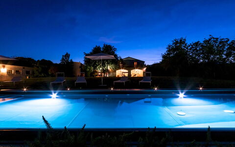 La Casa nei Vigneti 10: Piscina, Blu, Acqua, Ricorrere, Notte, Terme, Materiale Composito, Paesaggio Di Illuminazione, Giochi D'Acqua, Eco Hotel