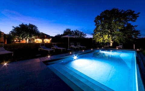 La Casa nei Vigneti 10: Piscina, Blu, Acqua, Ricorrere, Riflessione, Giochi D'Acqua, Paesaggio Di Illuminazione, Materiale Composito, Crepuscolo, Eco Hotel