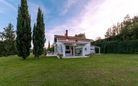 Villa Bubi 8+1: Casa, Casa, Arbusto, Villetta, Estate, Prato, Giardino, Agriturismo, Landscaping, Cortile