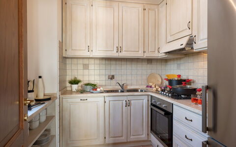 La Buganvilla 14: Cucina, Elettrodomestico Da Cucina, Controsoffitto, Cabinetry, Apparecchio Major, Legna, Interior Design, Mobilia, Credenza, Camera