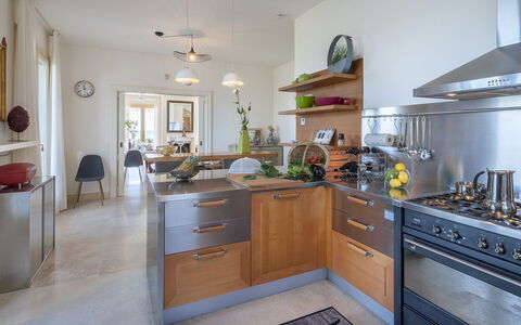 Villa Lucente 6+2: Cucina, Elettrodomestico Da Cucina, Controsoffitto, Mobilia, Cabinetry, Interior Design, Apparecchio Major, Pavimentazione, Legna, Elettrodomestico