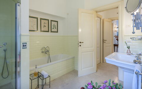 Villa Lucente 6+2: Pavimentazione, Interior Design, Bagno, Pavimento, Idraulico Fixture, Lavandino Del Bagno, Rubinetto, Soffitto, Idraulico, Casa