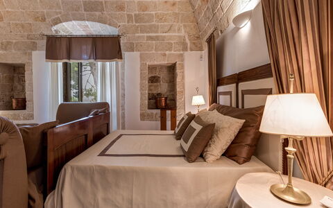 Masseria Tarsia Incuria 8+4: Mobilia, Interior Design, Camera Da Letto, Soffitto, Pavimentazione, Letto, Pavimento, Illuminazione, Camera, Lampada