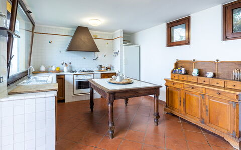 Tenuta Contessa Chiara 17: Cucina, Pavimentazione, Mobilia, Interior Design, Controsoffitto, Legna, Cabinetry, Pavimento, Soffitto, Camera