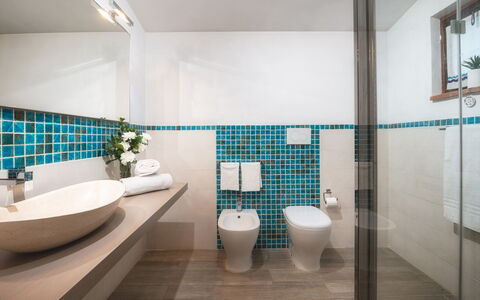 Podere Il Chiesino 8+2: Bagno, Interior Design, Idraulico Fixture, Pavimentazione, Pavimento, Lavandino Del Bagno, Rubinetto, Lavello, Idraulico, Gabinetto