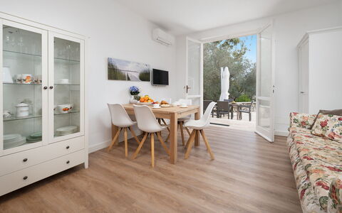 Villa Laconella 8+4: Mobilia, Interior Design, Pavimentazione, Pavimento, Legna, Tavolo, Camera, Casa, Soffitto, Soggiorno