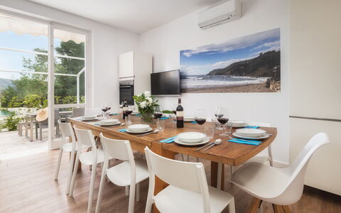 Villa Laconella 8+4: Mobilia, Interior Design, Tavolo, Sedia, Pavimentazione, Cucina & Sala Da Pranzo Tavolo, Camera, Pavimento, Sala Da Pranzo, Appartamento
