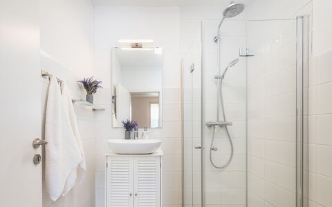Villa Laconella 8+4: Bagno, Interior Design, Idraulico Fixture, Pavimentazione, Pavimento, Gabinetto, Idraulico, Porta, Lavello, Rubinetto