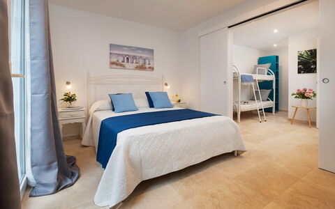 Villa Laconella 8+4: Mobilia, Interior Design, Camera Da Letto, Pavimentazione, Letto, Pavimento, Appartamento, Casa, Soffitto, Camera