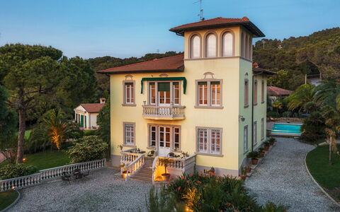 Villa Gaius 8+2: Albero, Costruzione, Casa, Zona Residenziale, Casa, Facciata, Arbusto, Architettura, Estate, Tetto