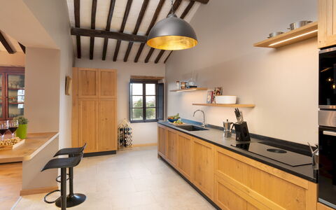 Terra di Siena 14: Cucina, Mobilia, Controsoffitto, Interior Design, Elettrodomestico Da Cucina, Cabinetry, Legna, Pavimentazione, Lampada, Soffitto