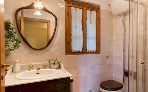 Podere Belvedere 6: Lavandino Del Bagno, Bagno, Interior Design, Specchio, Idraulico Fixture, Pavimentazione, Lavello, Pavimento, Mobiletto Del Bagno, Illuminazione