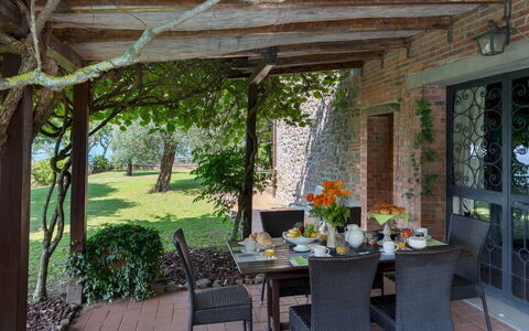 Podere Belvedere 6: Mobilia, Tavolo, Mobili Da Esterno, Sedia, Tavolo Esterno, Cucina & Sala Da Pranzo Tavolo, Giardino, Vaso Di Fiori, Shade