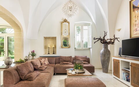 Villa la Dolce Vita 6: Mobilia, Interior Design, Divano, Pavimentazione, Soggiorno, Legna, Pavimento, Casa, Camera, Tavolo
