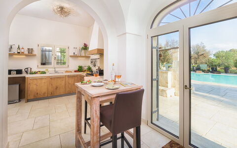 Villa la Dolce Vita 6: Interior Design, Cucina, Controsoffitto, Mobilia, Pavimentazione, Soffitto, Pavimento, Cabinetry, Cucina & Sala Da Pranzo Tavolo, Sedia