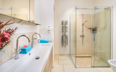 Villa la Dolce Vita 6: Bagno, Interior Design, Idraulico Fixture, Pavimentazione, Pavimento, Rubinetto, Mobiletto Del Bagno, Idraulico, Piastrella, Specchio