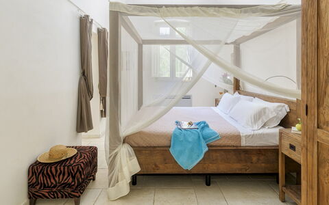 Villa la Dolce Vita 6: Mobilia, Interior Design, Letto, Camera Da Letto, Pavimento, Legna, Pavimentazione, Camera, Tessile, Illuminazione