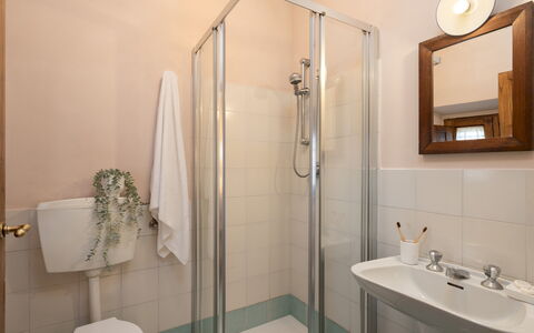 Cosciano 12: Bagno, Idraulico Fixture, Lavandino Del Bagno, Parete, Interior Design, Pavimentazione, Pavimento, Lavello, Rubinetto, Specchio