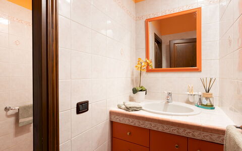 Villa Nikka 6: Lavandino Del Bagno, Idraulico Fixture, Lavello, Bagno, Interior Design, Mobiletto Del Bagno, Pavimentazione, Controsoffitto, Rubinetto, Pavimento