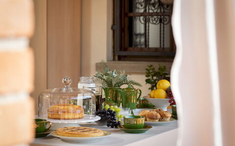 Villa Nikka 6: Tavola, Cibo, Serveware, Tavolo, Mobilia, Frutta, Dishware, Interior Design, Bicchieri