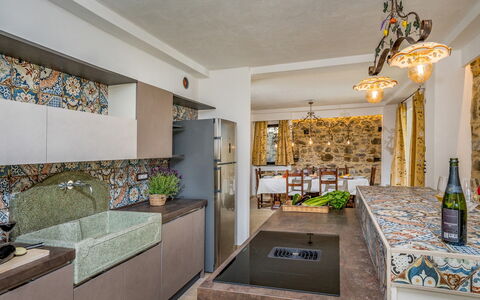 Villa Gallus 6: Parete, Interior Design, Controsoffitto, Pavimentazione, Soffitto, Cucina, Illuminazione, Pavimento, Idraulico Fixture, Casa